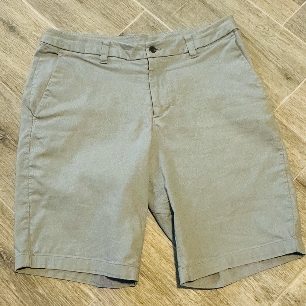 Lululemon Men's grayish blue Flat Front Shorts Size 34 Athleisure Golf Casual